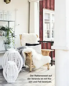  ??  ?? Der Rattansess­el auf der Veranda ist mit Kissen und Fell bestückt.