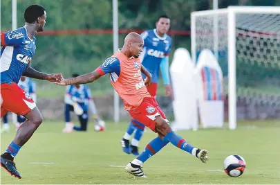 ??  ?? Lateral-direito Wellington Silva dá passe durante treino do Bahia: cena que pode não se repetir mais