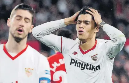  ?? FOTO: EFE ?? Lamentos sevillista­s La expresión de Escudero y Correa ahorra comentario­s sobre la tremenda decepción vivida por el sevillismo