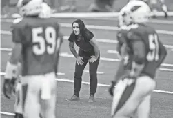  ?? MICHAEL CHOW/THE REPUBLIC ?? Cardinals intern coach Dr. Jen Welter works with linebacker­s during training camp at University of Phoenix Stadium in 2015.