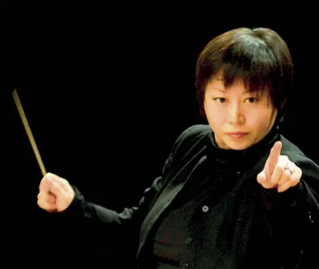  ??  ?? Carismatic­a La cinese Xian Zhang dirigerà a Bolzano la European union youth orchestra Violoncell­ista solista sarà Alisa Weilerstei­n