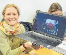  ?? FOTO: DPA ?? Klägerin Claudia Schwarz zeigt im Verwaltung­sgericht ein Foto, das den Blick aus ihrem Zimmer im Kloster Altomünste­r zeigt.