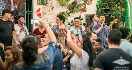  ??  ?? La Negrita es una cantina abierta desde 1918. Cada día se presentan grupos de salsa, jazz, son cubano y cumbia.