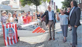  ?? FOTO: KÖ ?? Oberbürger­meister Alexander Baumann, Rosie Schaupp und Tobias Lechner (rechts) taufen das Flugzeug