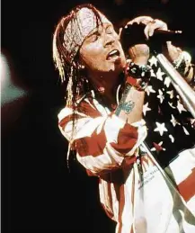  ?? 22.jun.1998/Divulgação ?? Axl Rose, vocalista do Guns N’ Roses, durante show em 1998