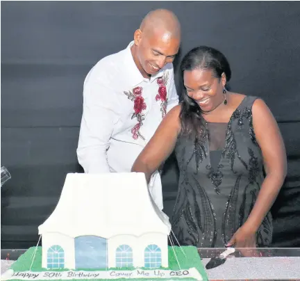  ?? PHOTOS BY ASHLEY ANGUIN ?? Conrad Allen cuts his cake with wife Tamara.