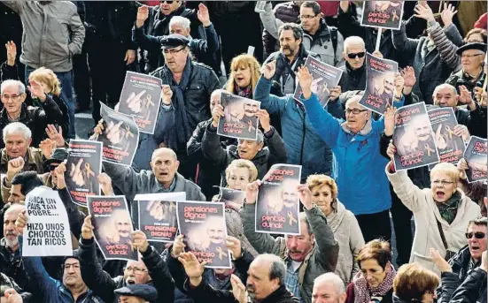  ?? MIGUEL TOÑA / EFE ?? Haga frío, calor, llueva o nieve, los pensionist­as salen a la calle cada lunes en Bilbao para exigir sus derechos
