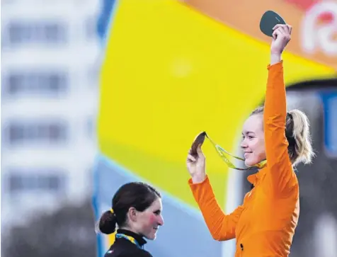  ?? Foto: Imago ?? Die Niederländ­erin Anna van der Breggen gewann Gold im olympische­n Straßenren­nen. Eine ihrer Mannschaft­skolleginn­en dagegen stürzte schwer.