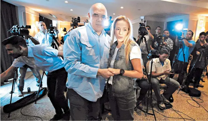  ?? AFP ?? Frente común.
Lilian Tintori, esposa del líder opositor arrestado, Leopoldo López, y Jesus Torrealba, el secretario de la alianza antichavis­ta, ayer, en una rueda de prensa en Caracas.