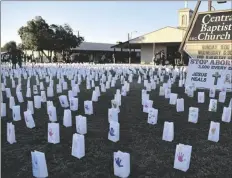  ?? SHARON BURNS/ESPECIAL PARA IMPERIAL VALLEY PRESS ?? El letrero de la Iglesia Bautista Central muestra la propiedad decorada con 3,000 luminarias para conmemorar a los bebés no nacidos que se pierden diariament­e a través de abortos en todo el país, en el evento Speak Up Imperial Valley Rally, realizado el sábado 21 de enero en El Centro.