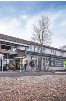  ?? RP-FOTO: ANNE ORTHEN ?? Zwar gibt es noch einen Aldi gegenüber, aber viele Hellerhofe­r schätzen das Frische-Angebot bei Edeka.