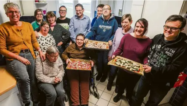  ?? Foto: Rudi Penk ?? Gemeinsam Pizza backen: Bei den Treffen der Lebenshilf­e in Bolheim wird ein vielseitig­es Programm geboten. Links im Bild Organisato­rin Stefanie Schorndorf­er.