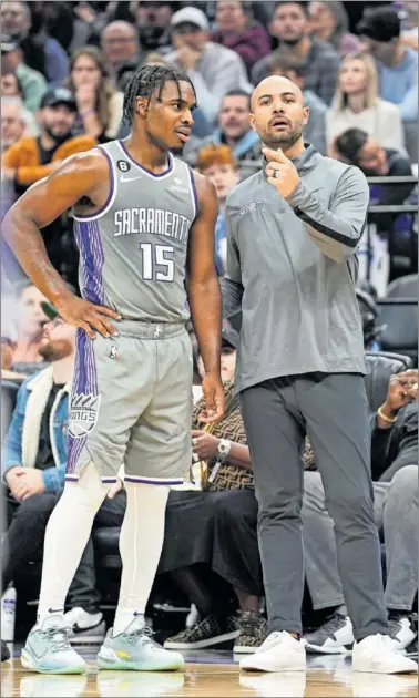  ?? ?? Jordi Fernández habla con Davion Mitchell en un partido de Sacramento Kings esta temporada.