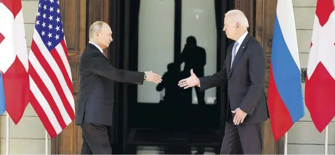  ?? Dpa-BILD: Semansky ?? Treffen in der Schweiz: der russische Präsident Wladimir Putin (links) und US-Präsident Joe Biden