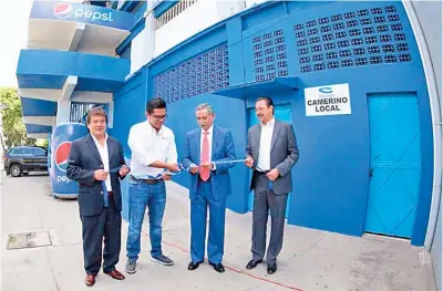  ??  ?? Inauguraci­ón. Autoridade­s de Pepsi El Salvador y EDESSA inauguran moderna zona de acceso a palcos en el estadio Cuscatlán.