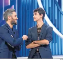  ?? RTVE ?? Roberto Leal bromea con el sanluqueño Dave, eliminado en la gala 5 de ‘OT’.