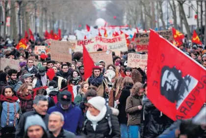  ?? / Y. VALAT (EFE) ?? Un momento de la manifestac­ión de París durante la huelga general contra las reformas de Macron.