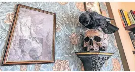  ?? ?? An den Wänden hängen Totenschäd­el und Bilder alter Gottheiten.
