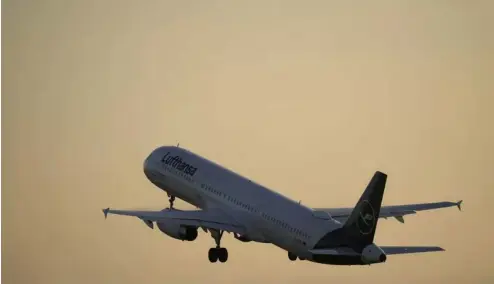  ?? ?? Un Airbus A321 de Lufthansa décolle de Lisbonne au lever du soleil.