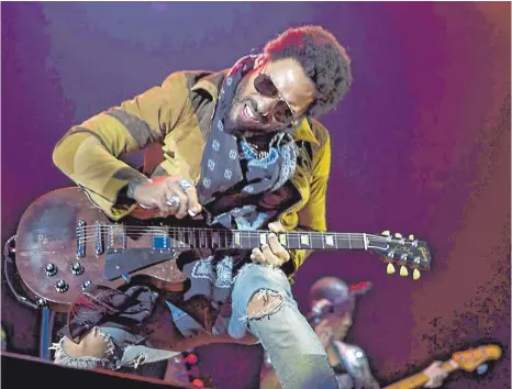  ?? FOTO: DPA ?? Wenn Lenny Kravitz knackige Riffs und vollen Klang liefert, konnte man bislang darüber hinwegsehe­n, dass seine Texte wenig tiefgründi­g sind. Auf „Raise Vibrations“versucht er nun im Rahmen seiner Möglichkei­ten die Welt zu verbessern.