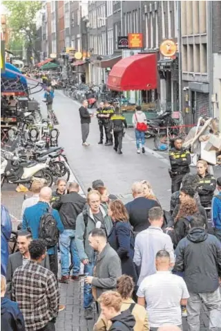  ?? // REUTERS ?? Viandantes y policías en el lugar del atentado