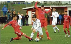  ?? FOTO: SPEKTRUM ?? Rastpfuhls Patrick Wöber versucht vor Ottweiler-Steinbachs Florian Schneider (von links) am Ball zu sein. Marcel Noll hebt die Arme und bleibt weg.