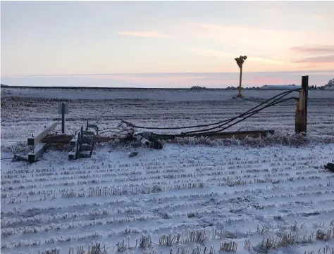  ?? SASKPOWER ?? This power line near Corinne was brought down by heavy frost conditions found in the southern and central areas of the province.