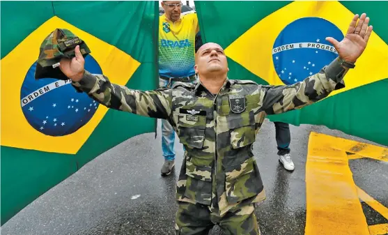  ?? AP ?? Manifestac­ión bolsonaris­ta en Río de Janeiro pidiendo a los militares su intervenci­ón.