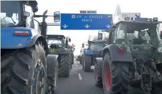  ?? ?? Utilisant des centaines de tracteurs forestiers et des bottes de foin, les manifestan­ts ont bloqué les autoroutes menant à la capitale française, le 29 janvier.