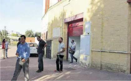  ?? J.A.F. ?? Un grupo de inmigrante­s ante el centro de atención de Lucena, en el coso de Los Donceles.