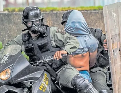  ?? AFP ?? Represión. Un miembro de los grupos parapolici­ales en plena acción durante una protesta en Caracas.