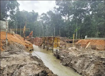  ?? ?? One of the concrete and steel bridges being constructe­d between Kurukupari and Lethem where majority of the excavation for the new creek course has been completed