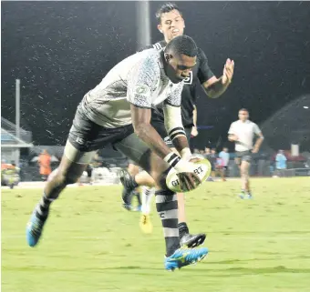  ?? Photo: Vilimoni Vaganalau ?? Fiji Airways Fijian 7s hooker Kalione Nasoko scores in the Cup final against New Zealand at the ANZ Stadium, Suva on November 11, 2017.