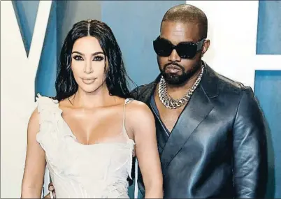  ?? RINGO CHIU / EFE ?? Casado con Kim Kardashian Kanye West, el pasado febrero en la fiesta de los Oscars de Vanity fair, con su mujer, la celebridad mediática Kim Kardashian, con la que se casó en el 2014 y con la que tiene cuatro hijos