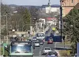  ??  ?? Die stark frequentie­rte Ankerwerks­kreuzung in Rudolstadt vor dem Umbau. Ein Unfallschw­erpunkt blieb sie auch danach. Archivfoto: Peter Scholz