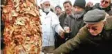  ??  ?? A man is seen serving Kebab in Istanbul.