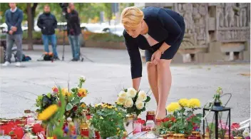  ?? FOTO: KAHNERT/DPA ?? Familienmi­nisterin Franziska Giffey (SPD) legt in Chemnitz einen Strauß Blumen nieder. Am 26. August war dort ein 35-Jähriger durch Messerstic­he getötet worden. Nach der Tat zogen rechte Demonstran­ten durch die Stadt.