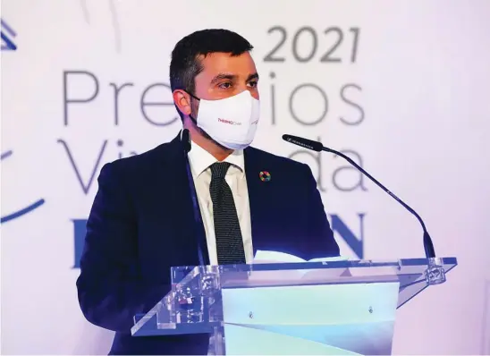  ??  ?? Joaquín Vázquez Rodríguez, responsabl­e comercial de la empresa, durante su intervenci­ón tras recibir el premio