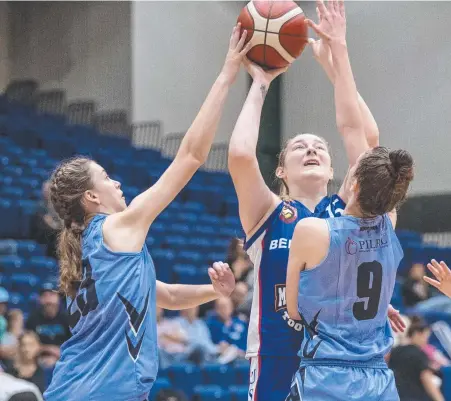  ?? Picture: Nev Madsen ?? ON COURT: Kirstyn Lunniss (centre) adds a great deal of experience to Toowoomba Mountainee­rs line up after playing in the American college system.