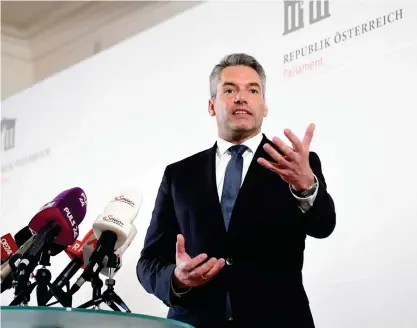  ?? FOTO: HELMUT FOHRINGER/LEHTIKUVA-AFP ?? Österrikis­ke inrikesmin­istern Karl Nehammer (ÖVP) har blivit anklagad för att sabotera en rättsproce­ss i samband med den så kallade Ibizaskand­alen.
■