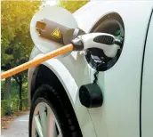  ?? PHOTO ADOBE STOCK ?? Google Maps offre désormais l’option de pouvoir localiser des bornes de recharge pour les voitures électrique­s.