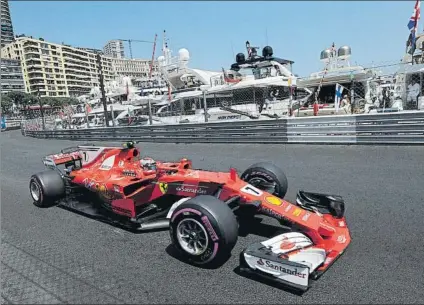  ?? FOTO: AP ?? El Ferrari de Kimi Raikkonen, con yates de fondo a su paso por la zona del puerto del lujoso trazado urbano de Montecarlo