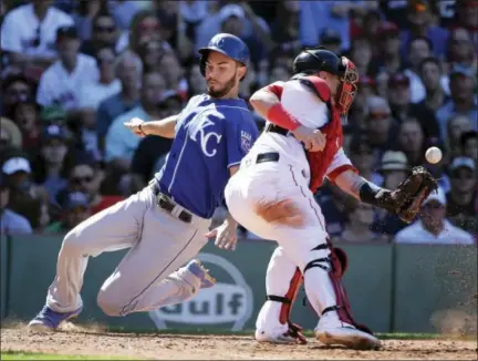  ?? STEVEN SENNE — THE ASSOCIATED PRESS ?? The Royals’ Eric Hosmer, left, scores as Red Sox catcher Christian Vazquez tries to get his glove on the ball in the eighth inning Sunday in Boston.