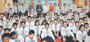  ??  ?? Snowdan (back row, centre) flanked by Song (in black) to his right and a section of the exponents who participat­ed in the Kung-Fu Championsh­ip 2017. — Photo by Muhammad Rais Sanusi