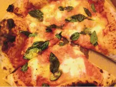  ?? MOLLY BOYLE/FOR JOURNAL NORTH ?? Tender Fire Kitchen’s pizza is outrageous­ly delicious.