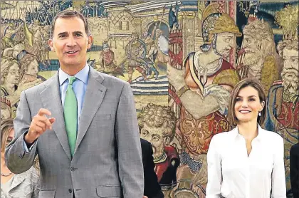  ?? SERGIO BARRENECHE­A / EFE ?? Don Felipe y doña Letizia retomaron sus actividade­s públicas el pasado miércoles