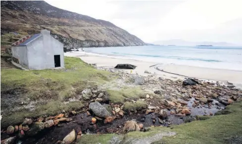  ?? FOTO: AFP ?? Cabaña de pescadores utilizada en la película “The Banshees of Inisherin”, en la playa de Keem, en la isla Achill, frente a la costa oeste de Irlanda.