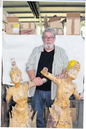  ??  ?? Sculptor Nigel Simmons has restored the statues