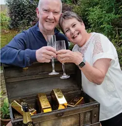  ??  ?? Lucky at last: Barbara and Steve Jones, with replica bullion