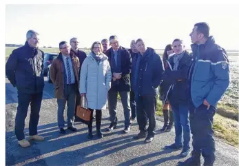  ??  ?? De gauche à droite, Ronan L’austic, un conseiller municipal, Nicolas Fricoteaux, Jacques Krabal, François Rampelberg, Patricia Loiseau et Franck Ventribout, commandant la compagnie de gendarmeri­e.